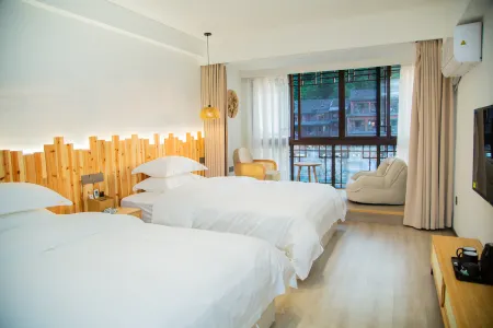 Phoenix Ancient City Lingjiang Muyue Riverside Homestay