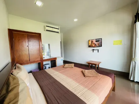 ห้องเตียงใหญ่ พร้อมระเบียง