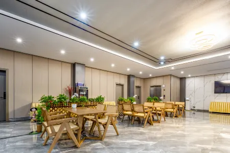 Dujiangyan Anyin Chuntang Hotel (High speed railway station in Qingcheng Mountain Scenic Area) Отели рядом с достопримечательностью «Baiyun Wanfo Cave»