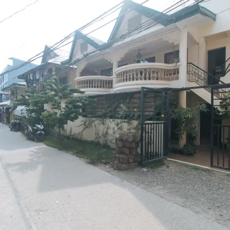 RedDoorz @ The Central Inn Boracay Island