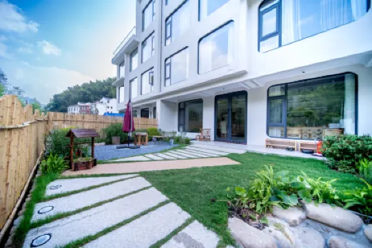 Sanyuantong Homestay Отели рядом с достопримечательностью «Tianlongjiupu»