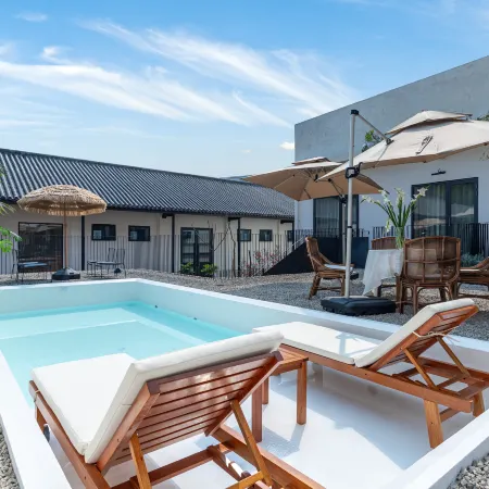 Wangle Resort Hotel (Zhanggong Bridge Gourmet Street)