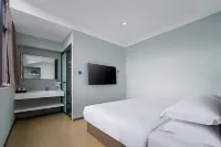 Mahatton Holiday Hotel (Yangzhou Slender West Lake Road Branch) Отели рядом с достопримечательностью «Вдоль озера»