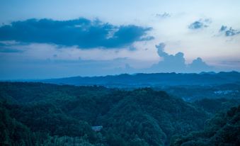 Zizai Pingjiang Wild Luxury Resort