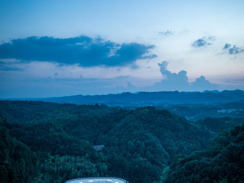 Zizai Pingjiang Wild Luxury Resort