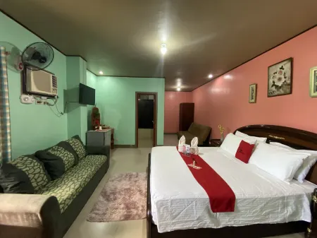 RedDoorz Plus @ Lhexlyn Resort San Narciso