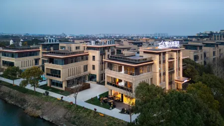 Yishu Waterfront Hotel Отели рядом с достопримечательностью «Shanghai Wild Animal Park»