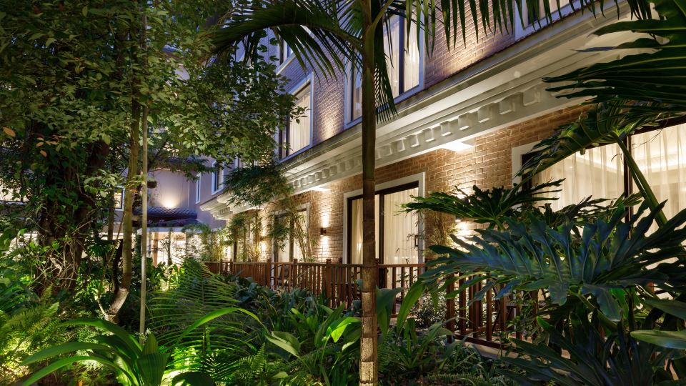 Hotel Thrive, A Tropical Courtyard