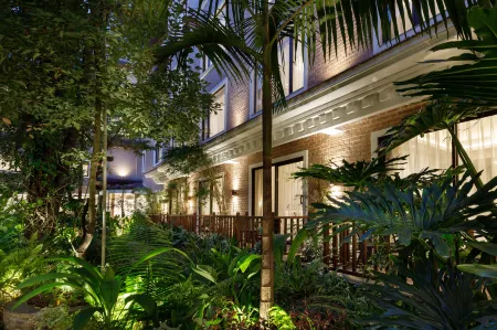 Hotel Thrive, A Tropical Courtyard Отели рядом с достопримечательностью «City Motorbike»