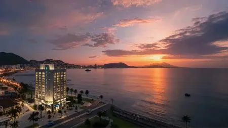 Borrman Sunshine Panorama Selected Hotel (Shanwei Ermalu Food Street) Отели рядом с достопримечательностью «Appendix Polytechnic - Area A»