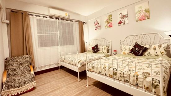 Baan Nampetch Khaosan Hostel