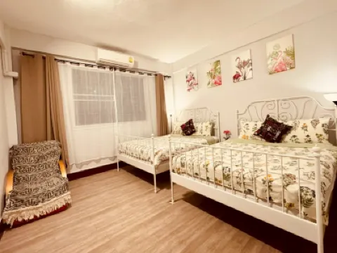 Baan Nampetch Khaosan Hostel Hotels near وات ساكت راتشاوراويهان (الجبل الذهبي)