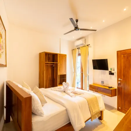 Lemon Tree Hotel Bali Отели рядом с достопримечательностью «Пляж Ловина»