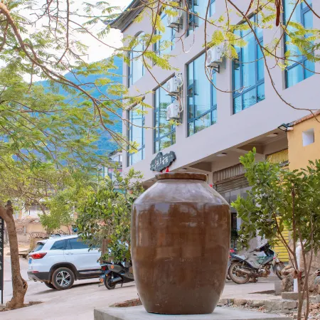 Lakeside Yunxi Hotel