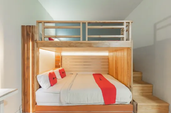 RedDoorz Plus near Asia Afrika 3