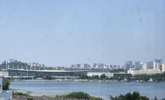 Huyinju Movie Hotel (Nanjing Xuanwu Lake Xinmofan Road Subway Station)