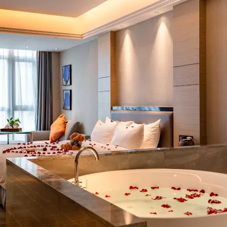 BOLIAN HOTEL(Fuzhou Sanfang Qixiang Binhai Express Mindu Station) )