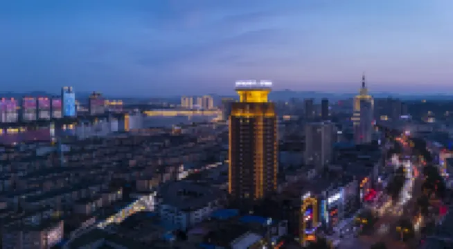 雲境Aerie·180°江幕智居設計師美宿（琿春街財富廣場店）