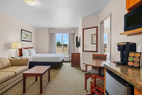 Days Inn & Suites by Wyndham Winkler - Gym