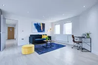 Hybrid Resi - Uxbridge with Onsite Car Parking, Near London Heathrow Airport Hotels in Uxbridge