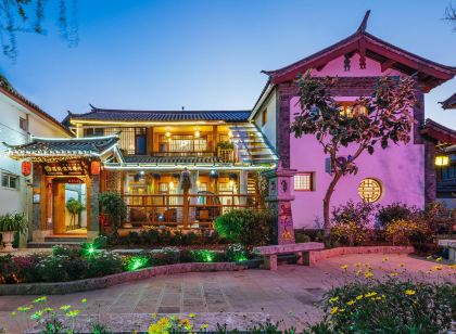 Midnight encounter with a Chinese courtyard (Lijiang Old Town Store)