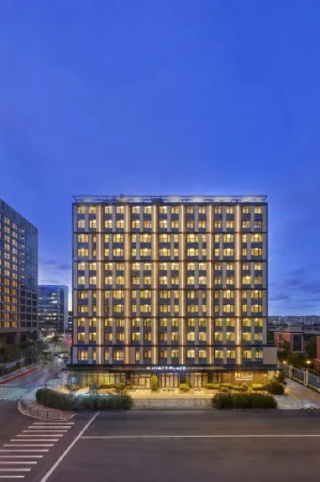 Hyatt Place Shanghai Lingang Отели рядом с достопримечательностью «Underground Plaza»