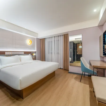 Homeinn Plus Hotel (Guiyang Qianlingshan Park Yan'an West Road Subway Station) Отели рядом с достопримечательностью «Парк Киялинг»