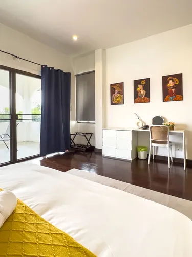 รูปภาพของ9 BR Pool Villa near Shopping Mall.