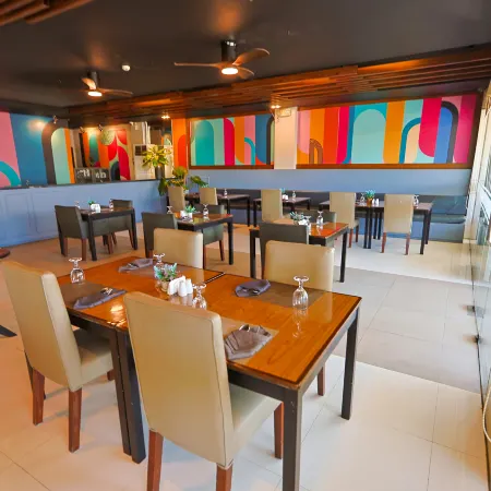 Holiday Suites Business District (Empire Suites Hotel)