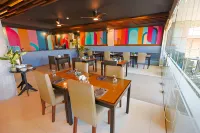 Holiday Suites Business District (Empire Suites Hotel) - sarapan