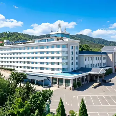 Yantai Lijing Overseas Chinese Hotel