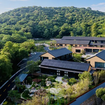 Floral Hotel·Mingye Qiulu Holiday Hotel (North Gate Transfer Center, Lushan Scenic Area)