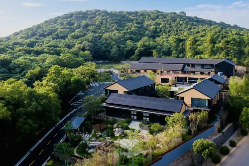 Floral Hotel·Mingye Qiulu Holiday Hotel (North Gate Transfer Center, Lushan Scenic Area)