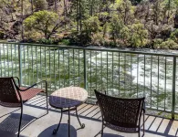 Yosemite View Lodge - Mountain view