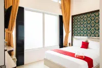 RedDoorz Plus @ Centrium Katamso Medan - Pensionat