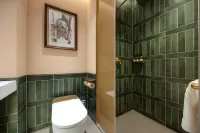 James Joyce Coffetel (Beijing Zhuxinzhuang Subway Station Wanda Plaza) - parking