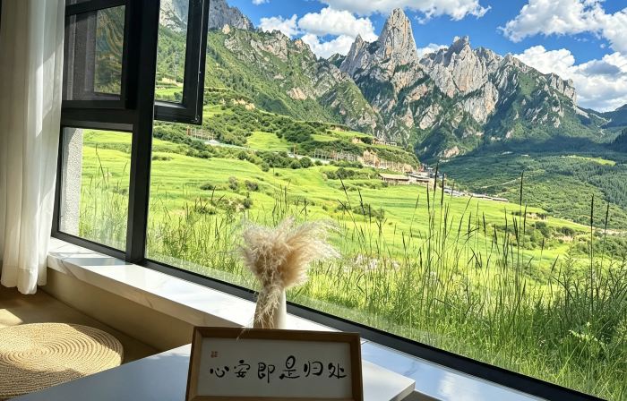 Lotus Forget-Worry Lodge · Facing Main Peak with Sunrise View (Zagana Scenic Area Branch)