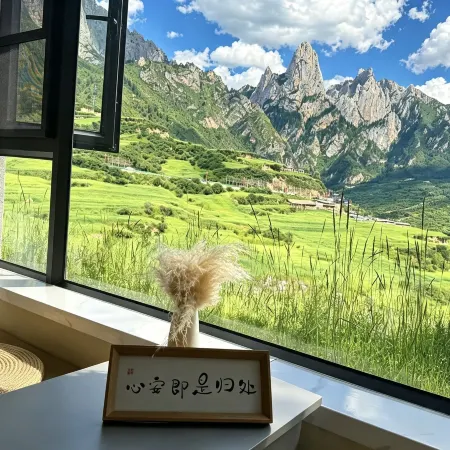 Lotus Forget-Worry Lodge · Facing Main Peak with Sunrise View (Zagana Scenic Area Branch)