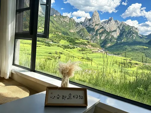 Lotus Forget-Worry Lodge · Facing Main Peak with Sunrise View (Zagana Scenic Area Branch) - 2-Star