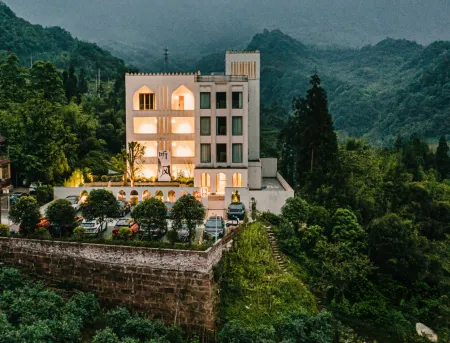 Yunqi Yougu Private Tang Homestay Ya'an Bifengxia Branch Отели рядом с достопримечательностью «Bifeng Gorge»