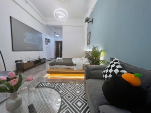 Xunguang Light Luxury Apartment (Nanning University for Nationalities Xiangsihu Branch)