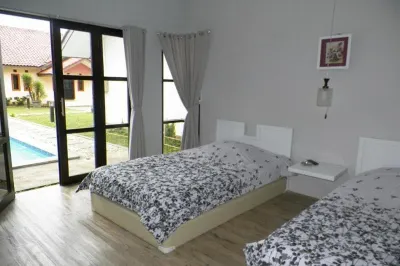 Villa Mandalawangi Hotels near Rahong glamping ground