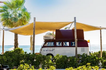 Bab Al Nojoum Hudayriyat Camp Отели рядом с достопримечательностью «Khalifa University Extension»