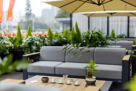 Homeinn Plus Hotel (Chengdu Longquanyi Aviation Vocational College) Отели рядом с достопримечательностью «Chengdu Aeronautic Vocational and Technical College»