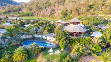 The White House Boutique Chiangrai Отели рядом с достопримечательностью «Singha Park Chiang Rai»