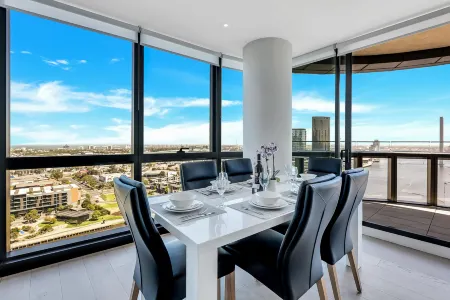 Melbourne Lifestyle Apartments - Best Views on Collins Отели рядом с достопримечательностью «Victoria Police Museum»