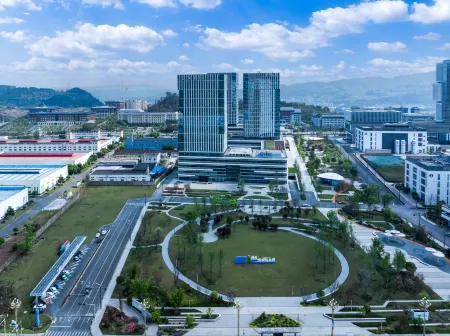 Yibin Lingang University City Convention and Exhibition Center Atour Hotel Отели рядом с достопримечательностью «Chengdu College of Sichuan Foreign Studies University (Yibin Campus)»