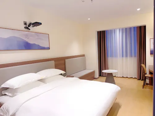 Qicheng Movie Hotel (Zhumadian West High-Speed Railway Station)