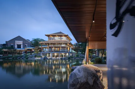 MOONRISE HOTELS & RESORTS Отели рядом с достопримечательностью «Jinyan Square»