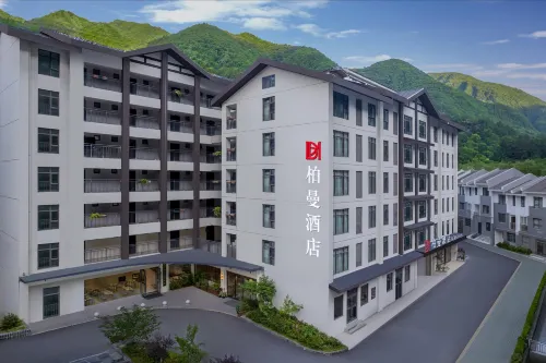 Borrman Hotel (Shennongjia Muyu Town Tourism Distribution Center)